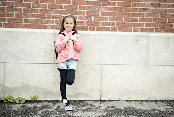 Portret van schattig meisje met rugzak buiten de school — Stockfoto