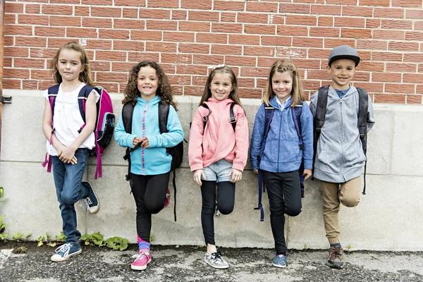 Um grupo de estudantes do lado de fora na escola de pé juntos — Fotografia de Stock