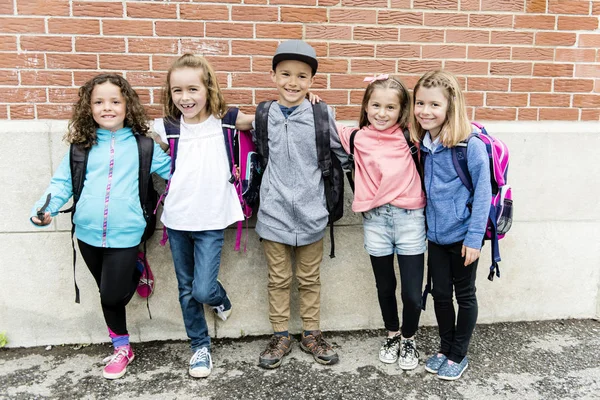 Un groupe d'élèves à l'extérieur de l'école debout ensemble — Photo