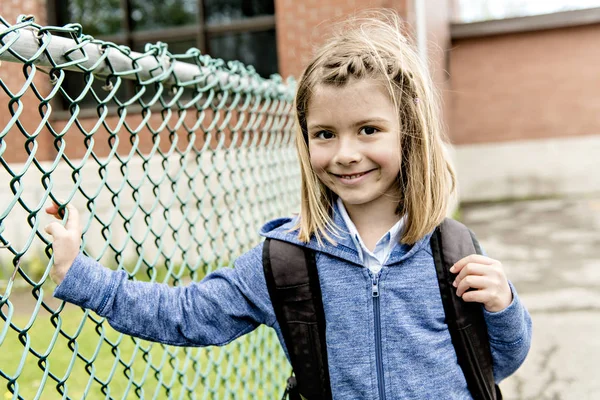 Portret Ładna dziewczyna z plecaka poza szkołą — Zdjęcie stockowe
