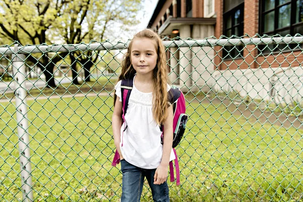 Portrait de fille mignonne avec sac à dos en dehors de l'école — Photo