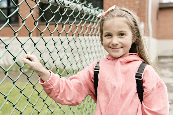 Ritratto di ragazza carina con zaino fuori dalla scuola — Foto Stock