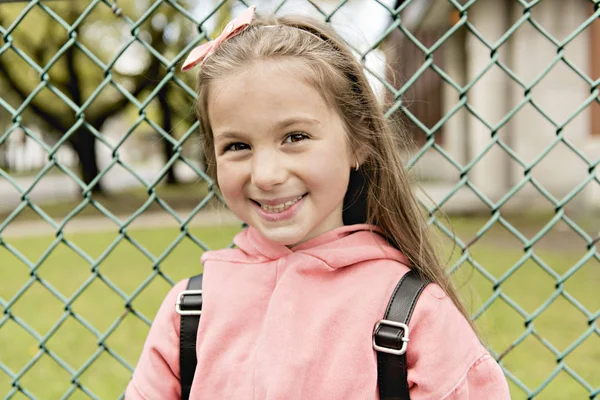 Ritratto di ragazza carina con zaino fuori dalla scuola — Foto Stock