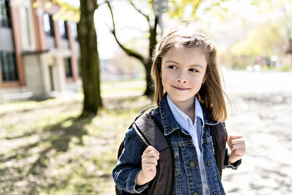 Portret van schattig meisje met rugzak buiten de school — Stockfoto