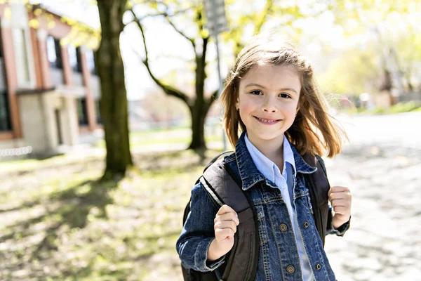 Ritratto di ragazza carina con zaino fuori dalla scuola — Foto Stock