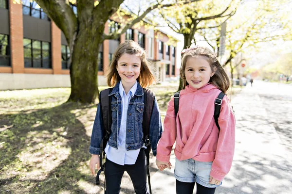 Due studenti fuori a scuola insieme — Foto Stock