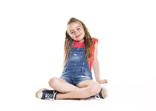 Retrato de uma menina bonito 7 anos Isolado sobre fundo branco — Fotografia de Stock