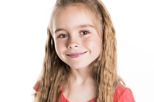 Retrato de uma menina bonito 7 anos Isolado sobre fundo branco — Fotografia de Stock