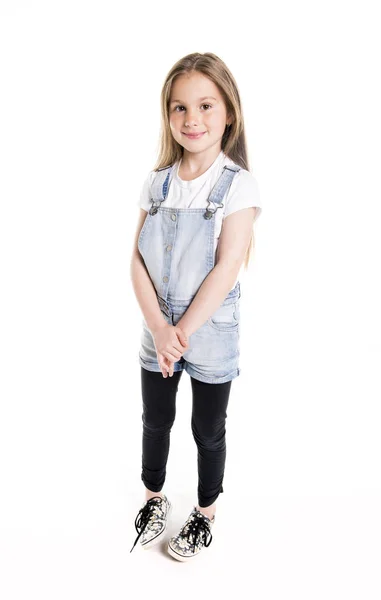 Retrato de uma menina bonito 7 anos Isolado sobre fundo branco — Fotografia de Stock