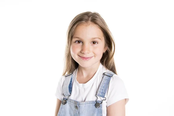 Retrato de uma menina bonito 7 anos Isolado sobre fundo branco — Fotografia de Stock