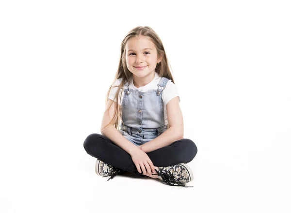 Retrato de uma menina bonito 7 anos Isolado sobre fundo branco — Fotografia de Stock