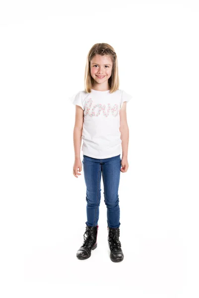 Retrato de una linda niña de 7 años Aislado sobre fondo blanco —  Fotos de Stock