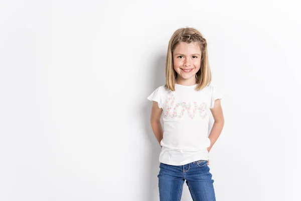 一个可爱的7岁的女孩纵向查出的白色背景 — 图库照片