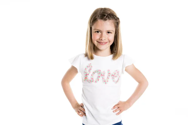 Retrato de uma menina bonito 7 anos Isolado sobre fundo branco — Fotografia de Stock