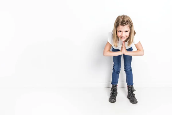 Retrato de una linda niña de 7 años aislada sobre fondo blanco haciendo yoga —  Fotos de Stock