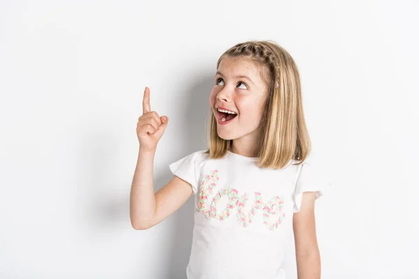 Портрет милой 7-летней девочки на белом фоне задумчивый — стоковое фото