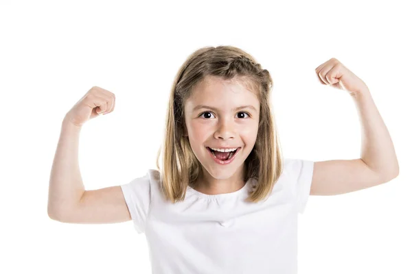 Muotokuva söpö 7-vuotias tyttö Eristetty yli valkoinen tausta näyttää hänen voimansa — kuvapankkivalokuva