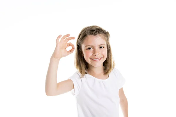 Retrato de una linda niña de 7 años aislado sobre fondo blanco mostrar la mano positiva —  Fotos de Stock