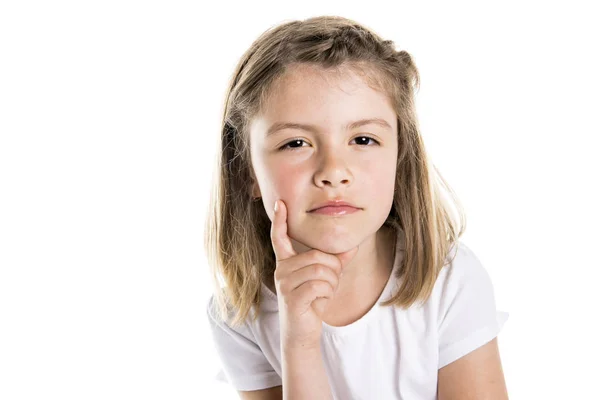 Retrato de uma linda menina de 7 anos Isolado sobre fundo branco pensativo — Fotografia de Stock