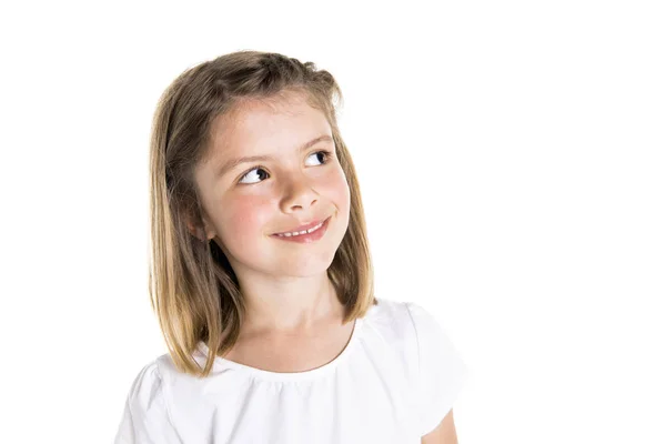 Retrato de una linda niña de 7 años Aislado sobre fondo blanco pensativo — Foto de Stock