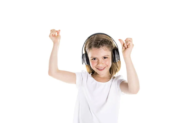 Portret van een schattig 7 jaar oud meisje geïsoleerd op witte achtergrond met hoofdtelefoon — Stockfoto