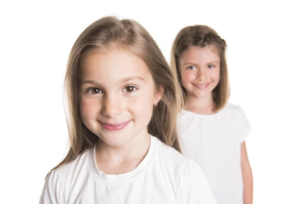 Retrato de dos amigos lindos 7 años niña Aislado sobre fondo blanco — Foto de Stock
