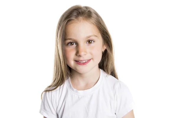 Retrato de uma menina bonito 7 anos Isolado sobre fundo branco — Fotografia de Stock