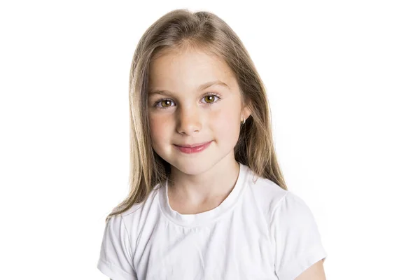 Portréja egy aranyos 7 év régi lány elkülönített felett fehér háttér — Stock Fotó