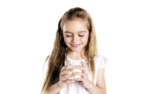 Portret van een schattig 7 jaar oud meisje geïsoleerd op witte achtergrond met melkglas — Stockfoto