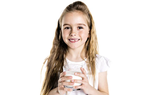 Portret van een schattig 7 jaar oud meisje geïsoleerd op witte achtergrond met melkglas — Stockfoto