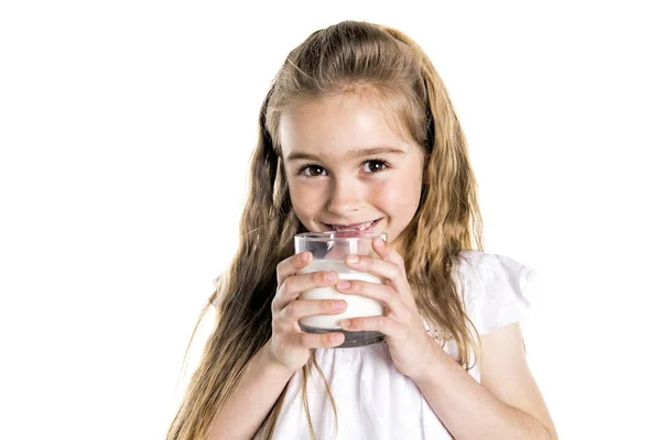 Portret van een schattig 7 jaar oud meisje geïsoleerd op witte achtergrond met melkglas — Stockfoto