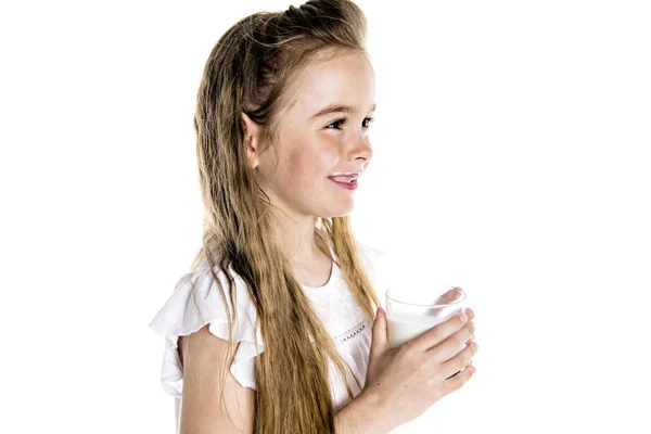 Retrato de uma menina bonito 7 anos Isolado sobre fundo branco com vidro de leite — Fotografia de Stock