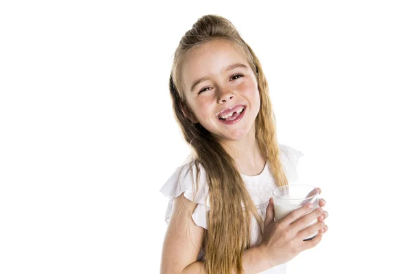 Portret van een schattig 7 jaar oud meisje geïsoleerd op witte achtergrond met melkglas — Stockfoto