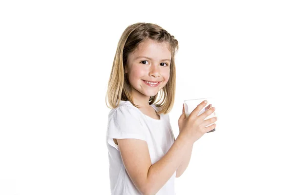 Retrato de uma menina bonito 7 anos Isolado sobre fundo branco com vidro de leite — Fotografia de Stock