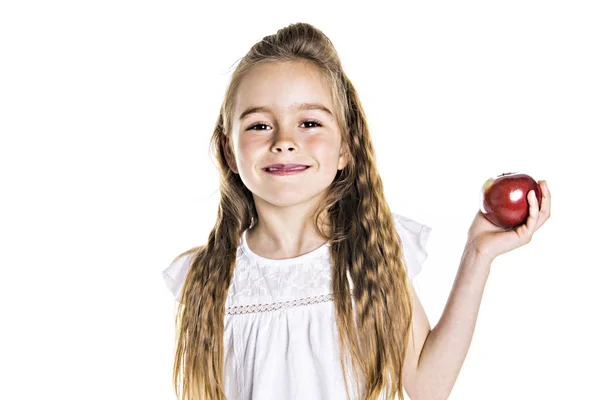 Portret van een schattig 7 jaar oud meisje geïsoleerd op witte achtergrond met apple — Stockfoto