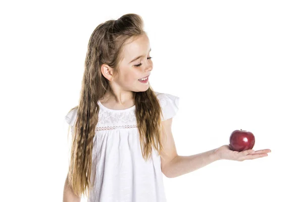 Portréja egy aranyos 7 év régi lány elkülönített felett fehér háttér, apple — Stock Fotó