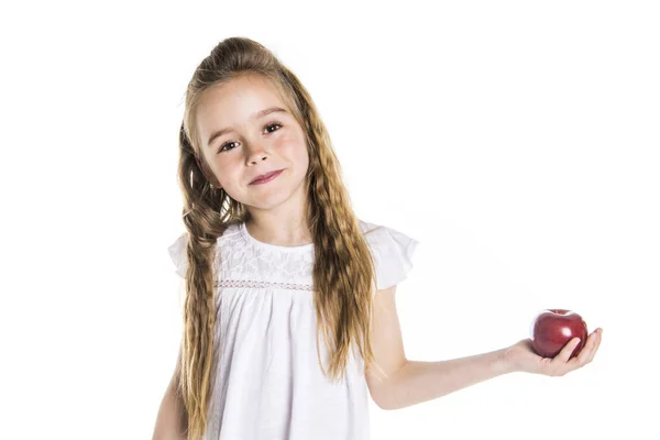 Portret van een schattig 7 jaar oud meisje geïsoleerd op witte achtergrond met apple — Stockfoto