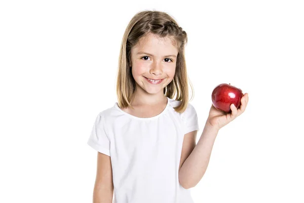 Portret van een schattig 7 jaar oud meisje geïsoleerd op witte achtergrond met apple — Stockfoto