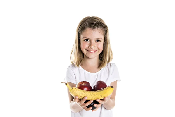 Portré egy aranyos 7 év régi lány elkülönített felett fehér háttér, alma, banán és avokádó — Stock Fotó
