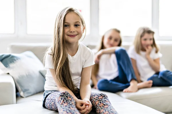 Drie aantrekkelijke kind meisjes in casual kleding thuis Tv-kijken — Stockfoto
