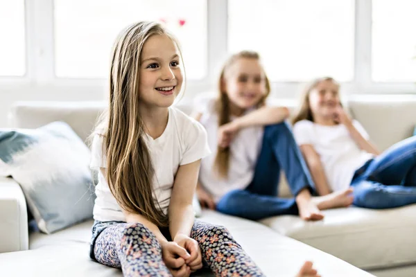 Τρία κορίτσια ελκυστικό παιδί σε casual ρούχα βλέποντας τηλεόραση στο σπίτι — Φωτογραφία Αρχείου