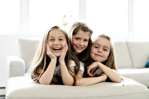 Tres chicas adolescentes atractivas en ropa casual viendo televisión en casa — Foto de Stock