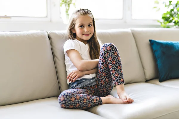 Schoonheid meisje op sofa — Stockfoto