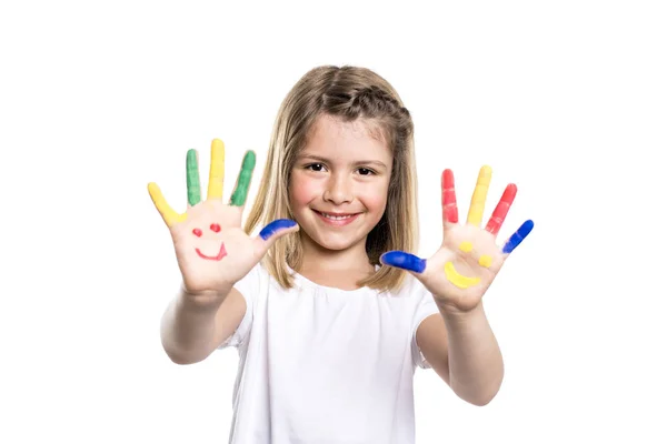 Lachende meisje met de handpalmen geschilderd door een verf. geïsoleerd op witte achtergrond — Stockfoto