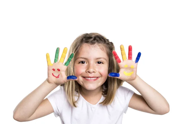 Lachende meisje met de handpalmen geschilderd door een verf. geïsoleerd op witte achtergrond — Stockfoto