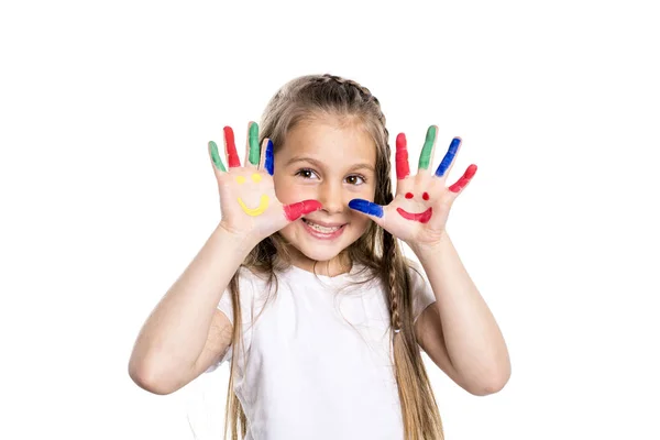 Lachende meisje met de handpalmen geschilderd door een verf. geïsoleerd op witte achtergrond — Stockfoto