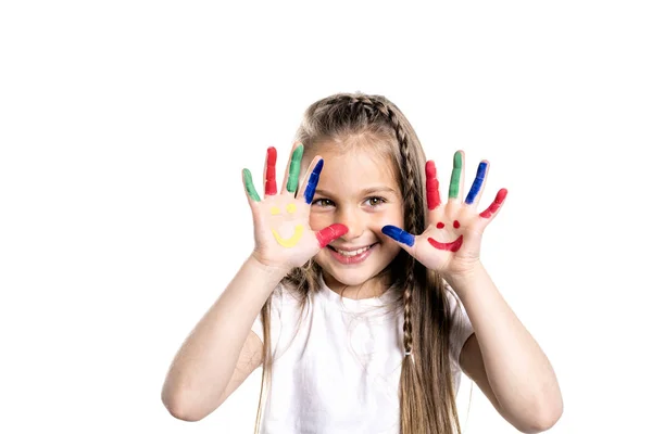 Lachende meisje met de handpalmen geschilderd door een verf. geïsoleerd op witte achtergrond — Stockfoto