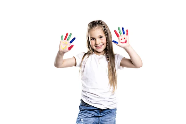 Chica sonriente con las palmas pintadas por una pintura. Aislado sobre fondo blanco — Foto de Stock