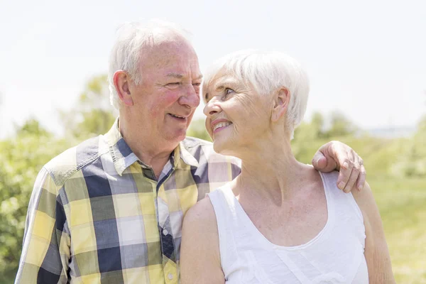 A nice senior couple outside having good time together — Stock Photo, Image