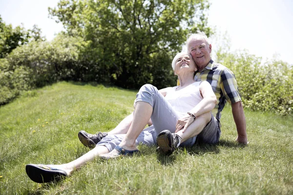 Um belo casal sênior lá fora se divertindo juntos — Fotografia de Stock